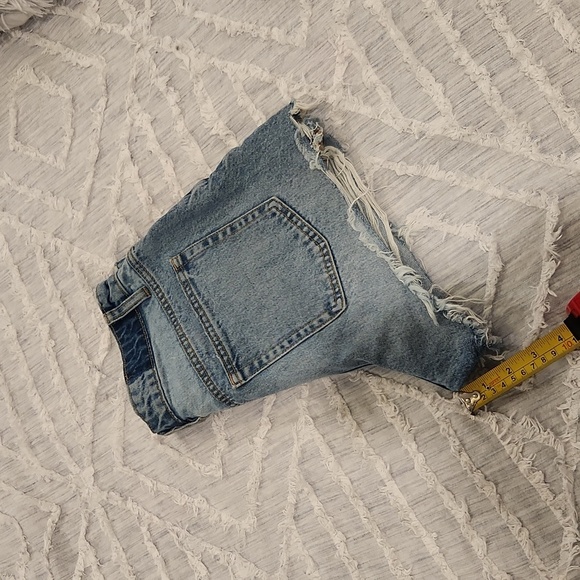 High waist, button fly Zara jean shorts size 6! - Picture 9 of 9